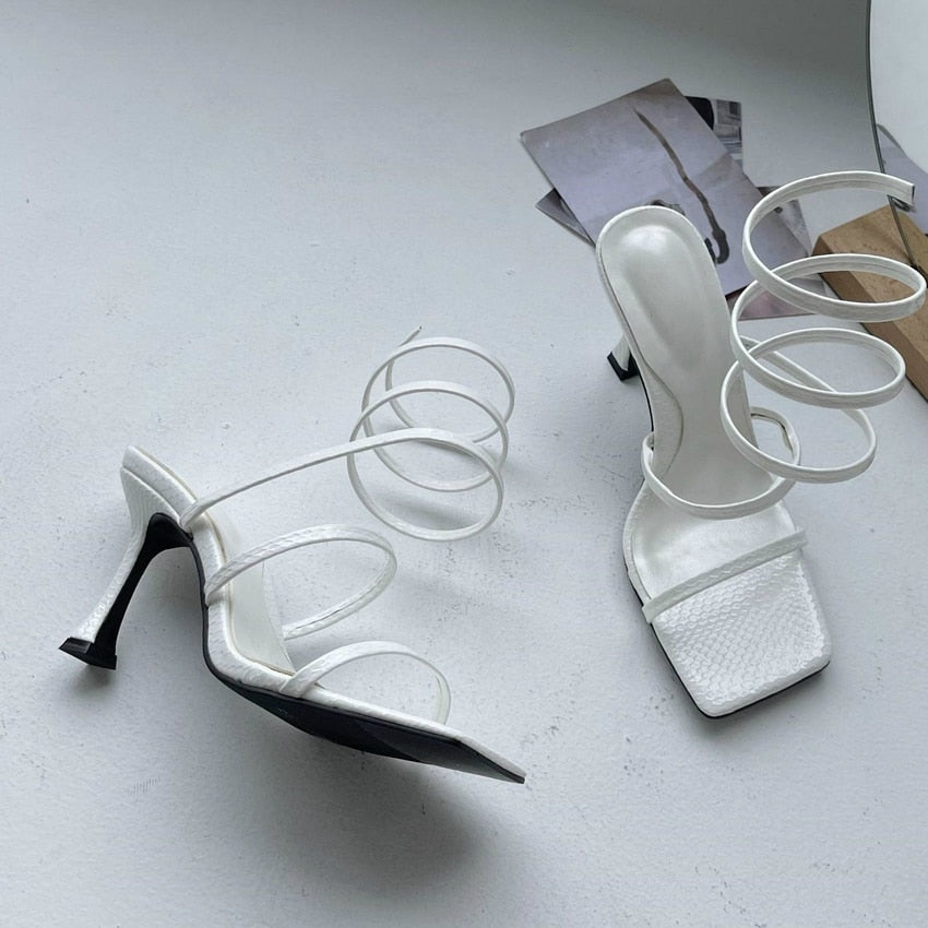 Sandalias de mujer sexys con tacones de aguja cruzados en el tobillo, sandalias femeninas de banda estrecha para fiesta, zapatos de mujer con punta cuadrada y tacones altos, verano 2023