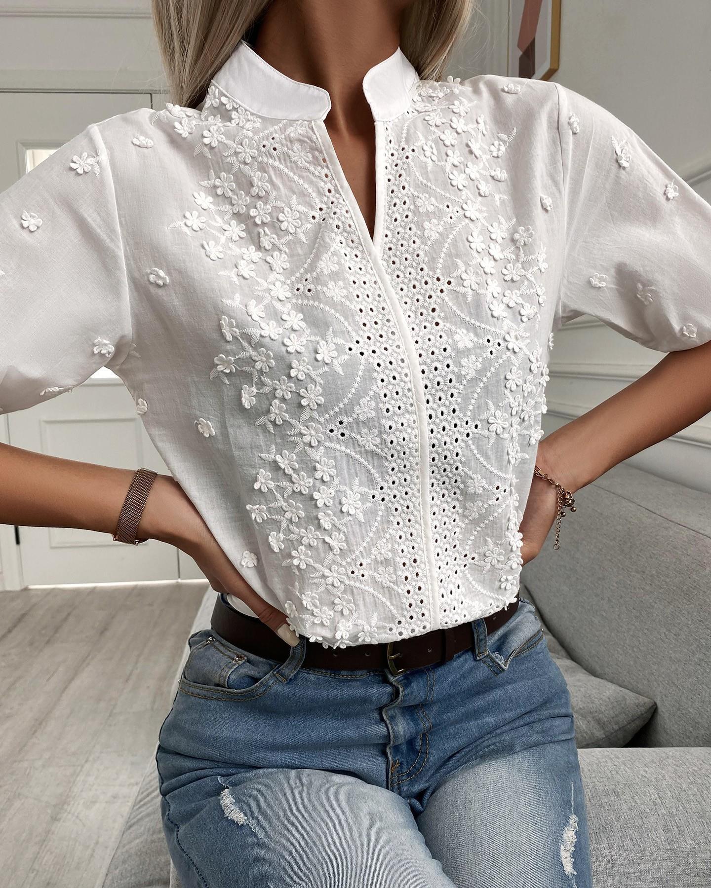 Blusa de encaje con bordado y cuello alto con escote en V para mujer