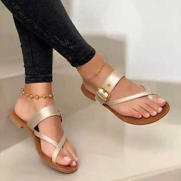 Chanclas para mujer, sandalias planas con punta de clip, zapatos casuales de playa de verano para mujer, calzado de cuero PU de moda para mujer, nuevo 