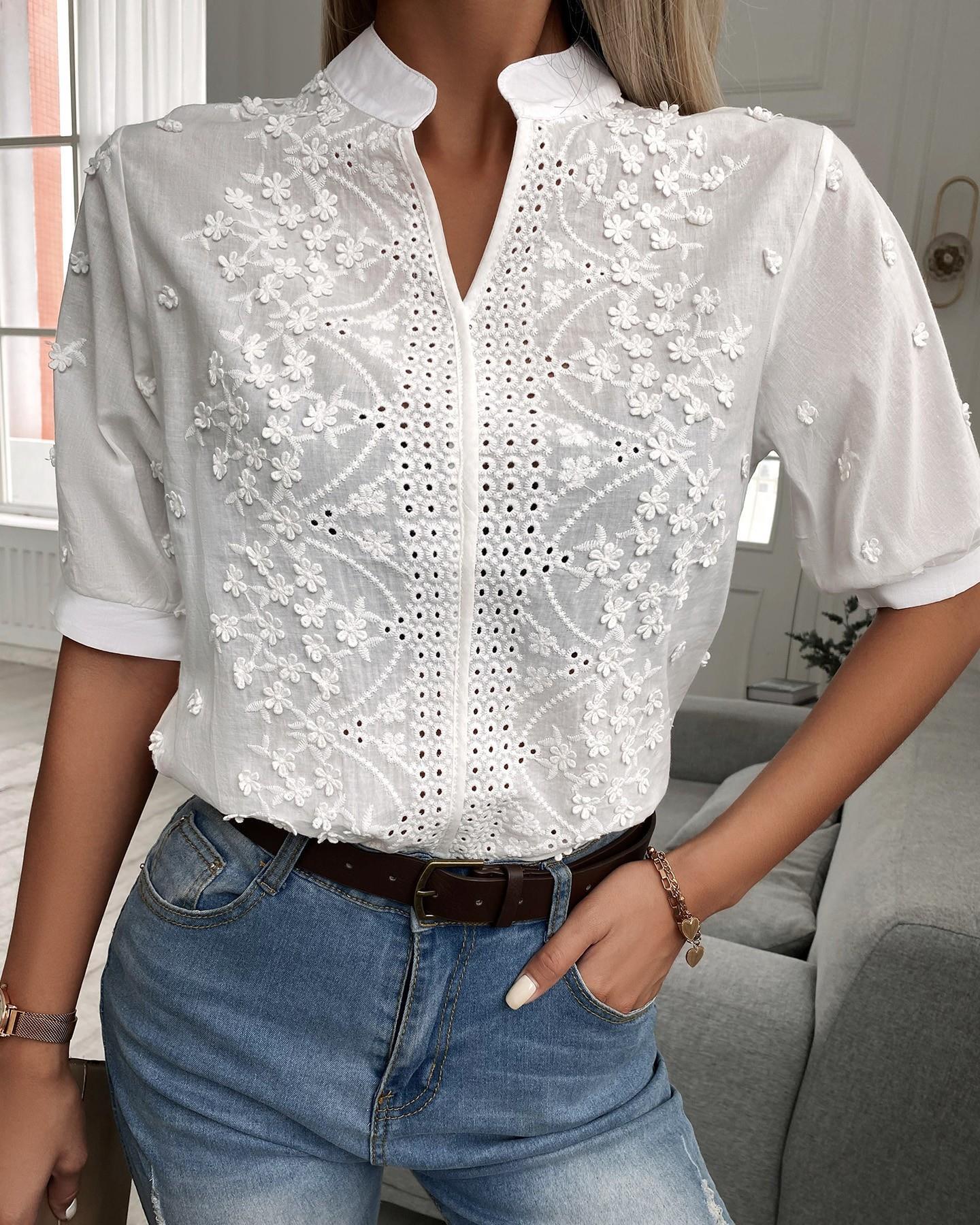 Blusa de encaje con bordado y cuello alto con escote en V para mujer